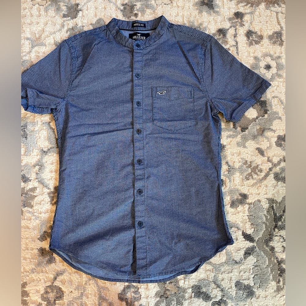 Hollister men’s muscle fit button up shirt sleeve blue patterned shirt size XS